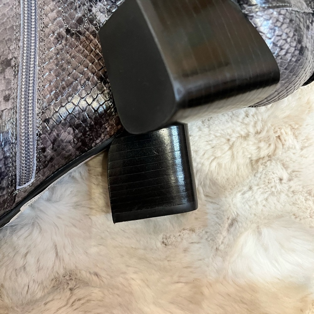🎩🗝️NWOB $278 Donald J. Pliner Alek Gray Python Print Leather Heel Ankle Boots -7 - Picture 7 of 9